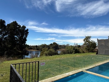 Piscina con vista a la laguna natural