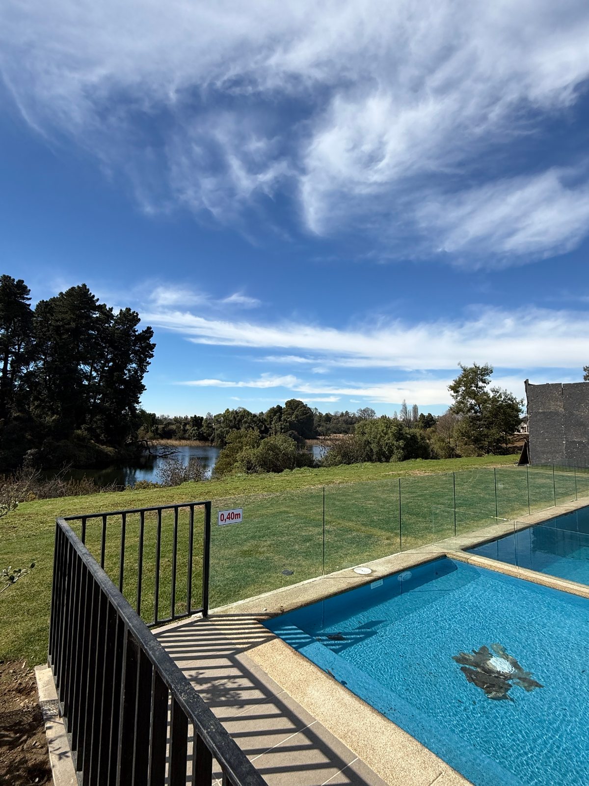 Piscina con vista a la laguna natural