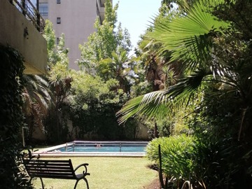 Pisicina y áreas verdes