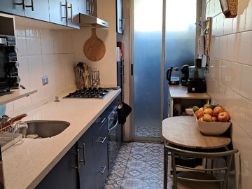 Cocina remodelada con encimera, horno empotrado y refrigerad