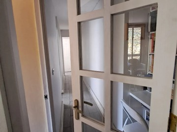 Puerta separadora del living comedor con área dormitorios