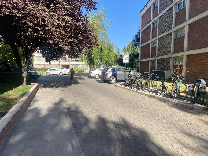 zona de ingreso y estacionamientos