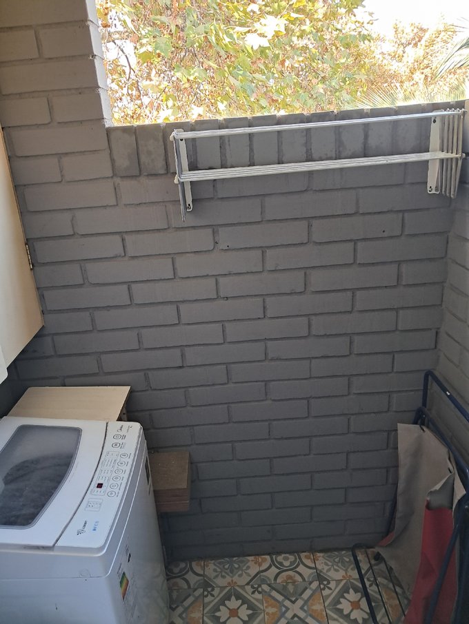 Logia con mueble de guardado, lavadora y tendedero