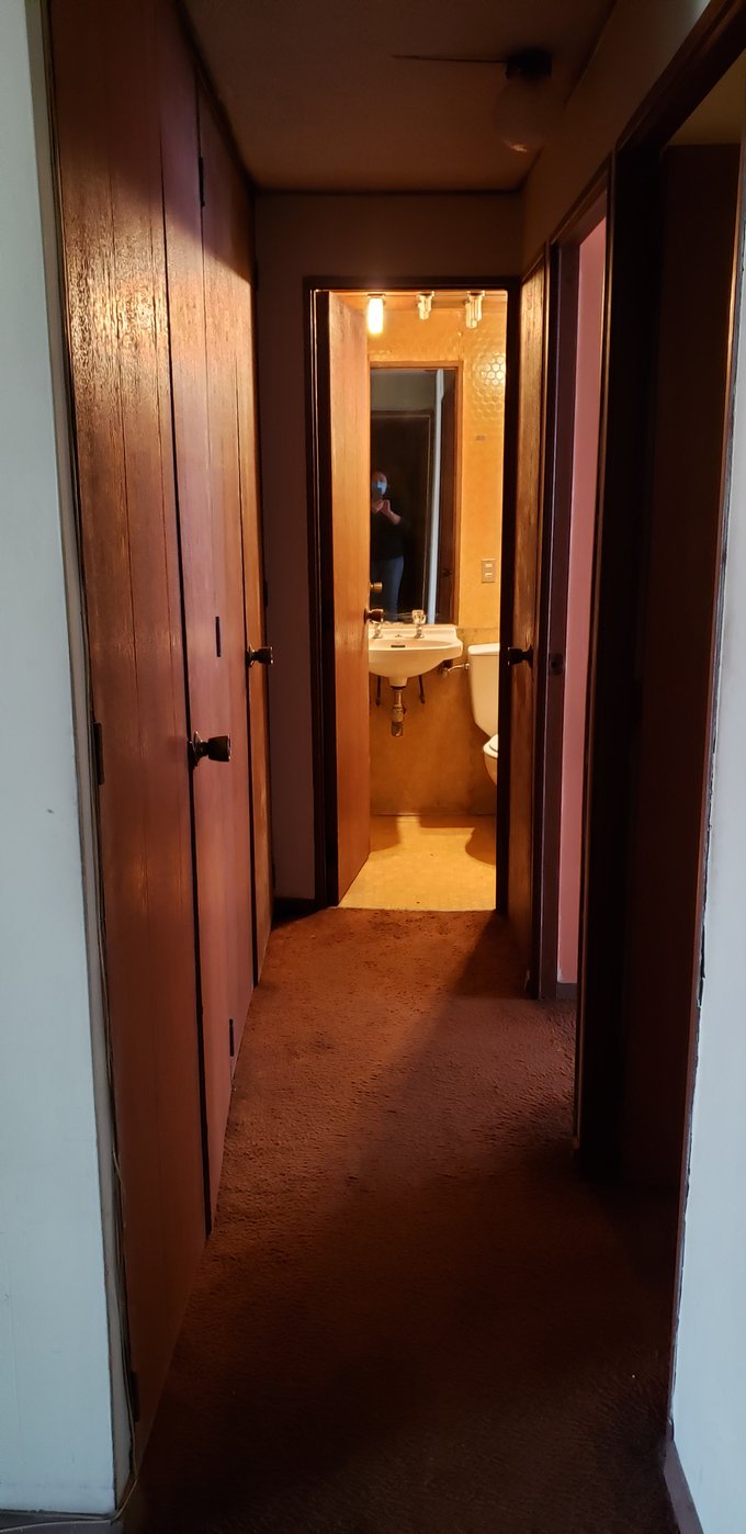 Closet de pasillo y baño con ducha