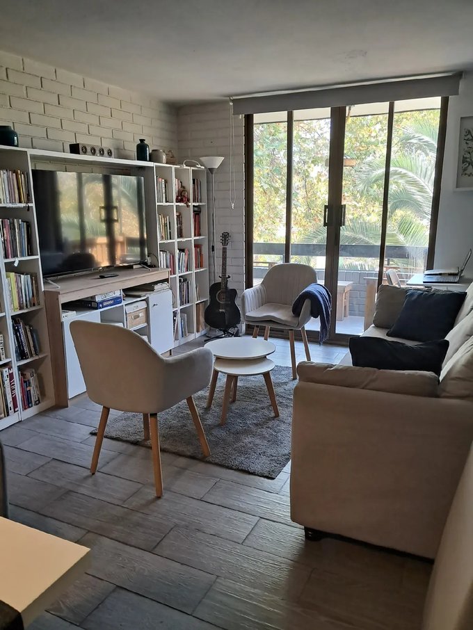 Living con espacio para mueble para libros y tv