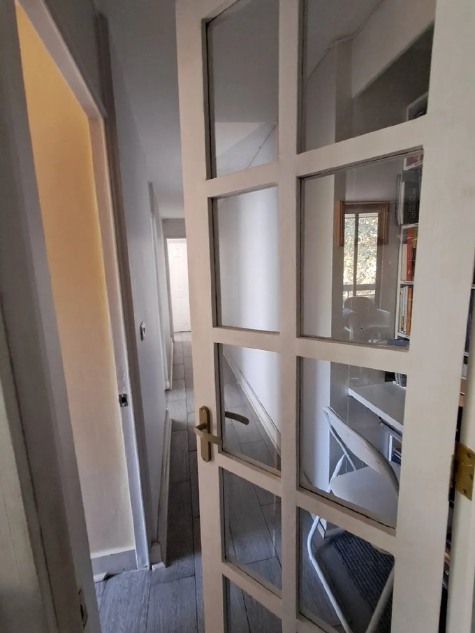 Puerta separadora del living comedor con área dormitorios