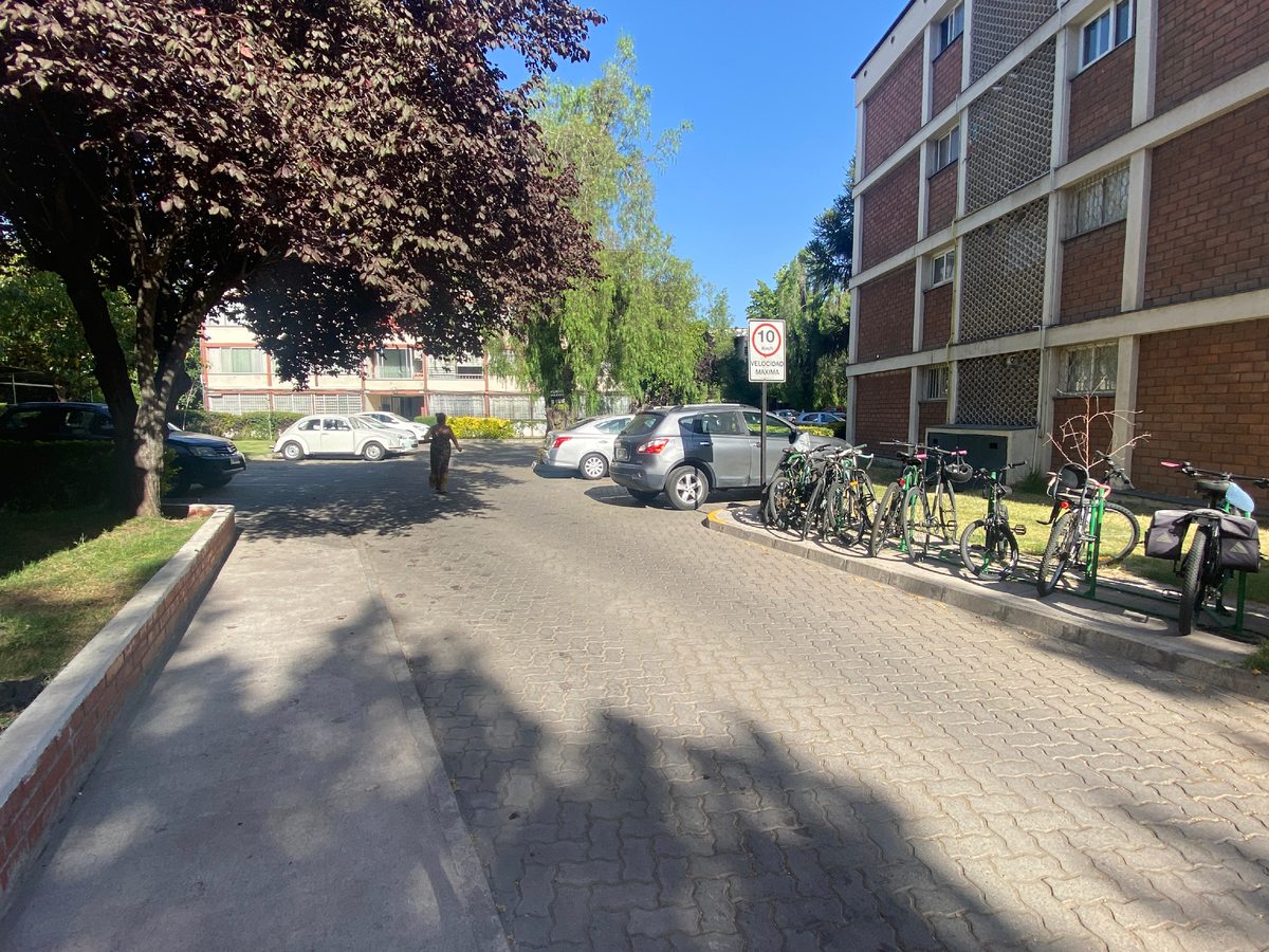 zona de ingreso y estacionamientos