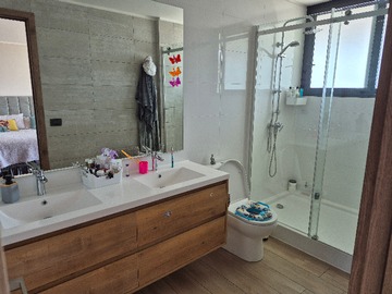 baño principal doble lavabo y ventilación natural