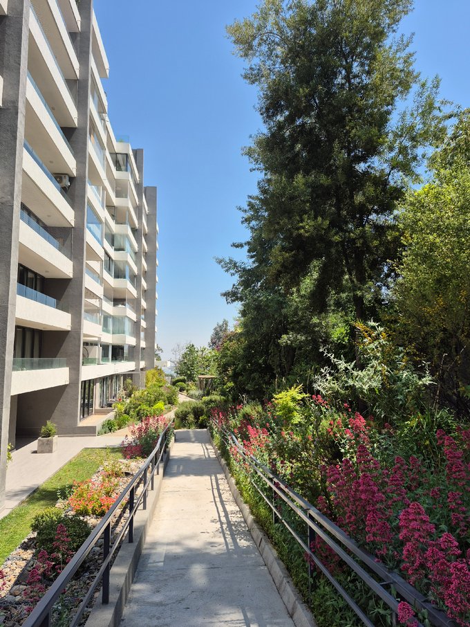 camino acceso a piscina temperada