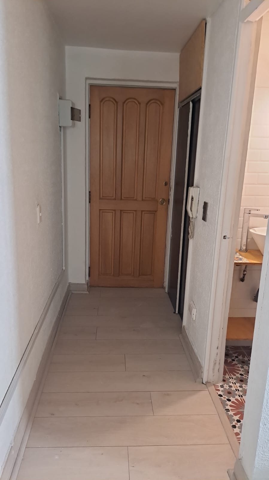 Vista acceso, closet de pared y baño
