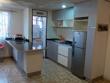 Cocina, puerta de acceso a lavandería.