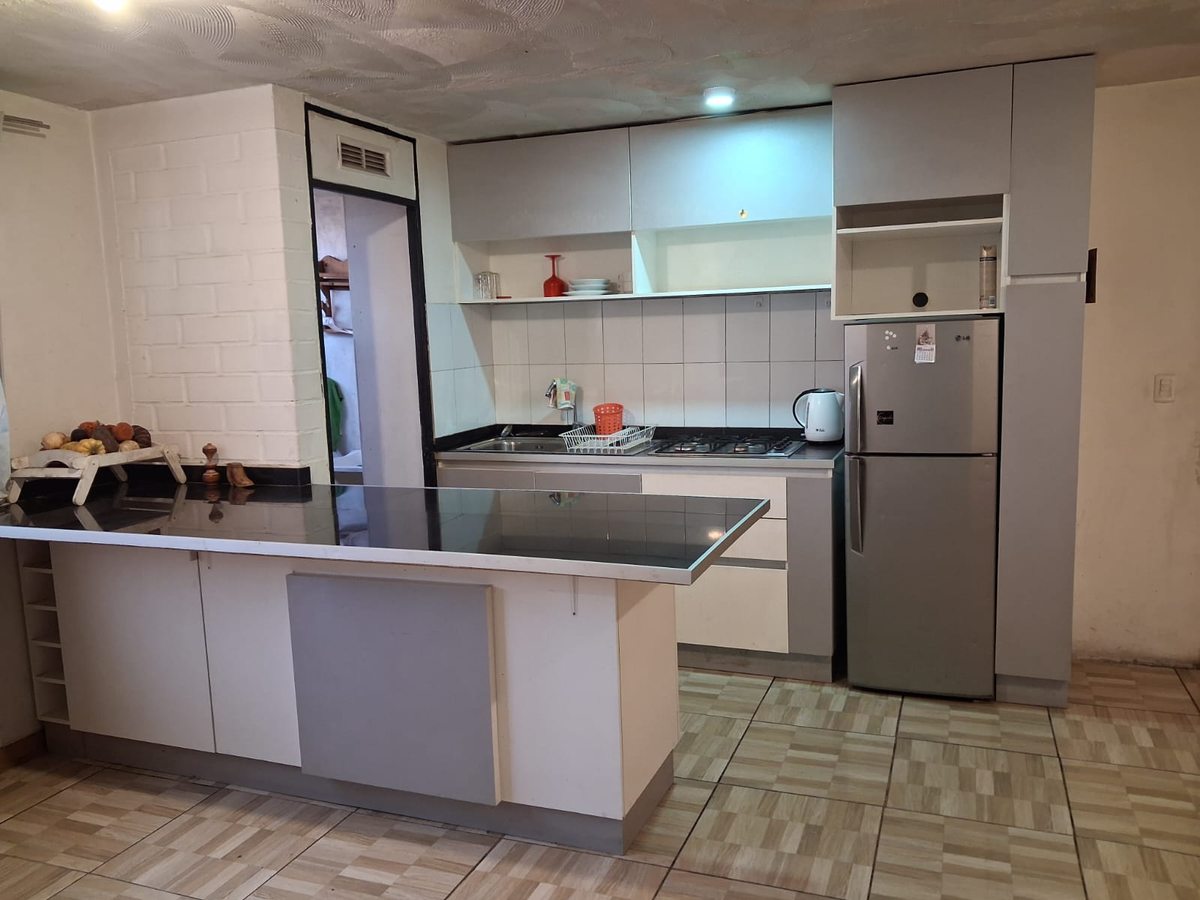 Cocina amplia, tipo americana