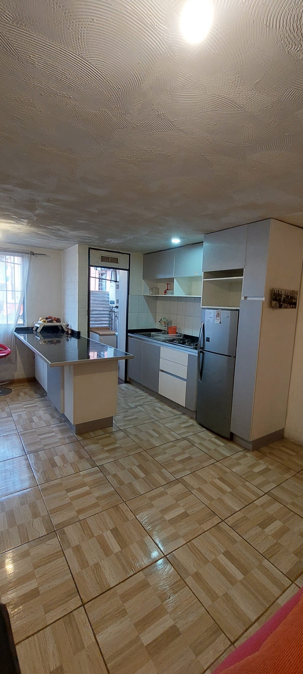Cocina, puerta de acceso a lavandería.