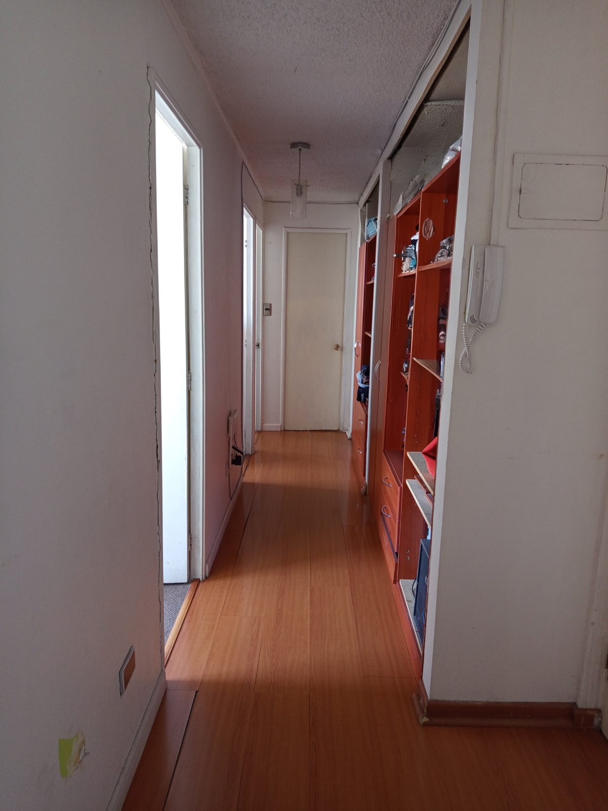 Pasillo con closets empotrados 