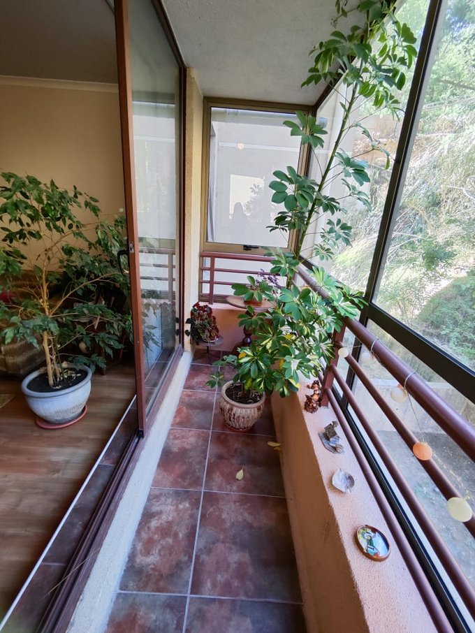 balcon cerrado con ventanales de vidrio