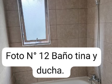 Baño, tina y ducha.