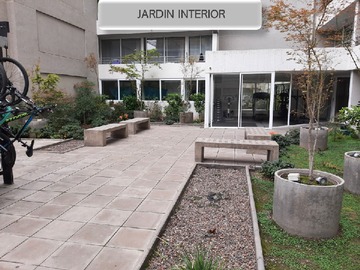 Jardín interior y bicicletero