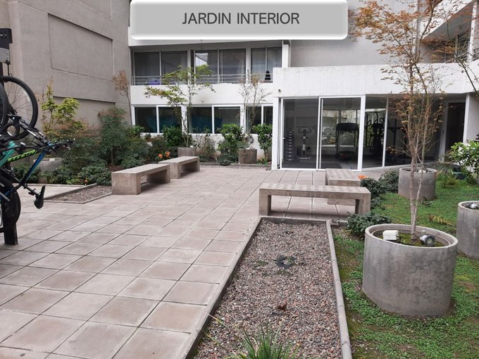 Jardín interior y bicicletero