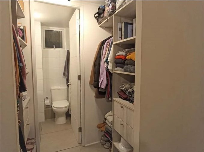 Walking closet y baño al fondo