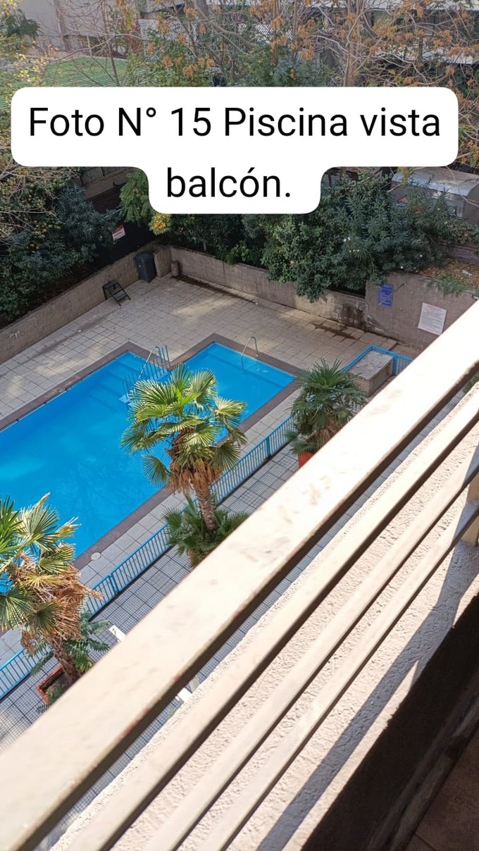 Piscina, vista desde el balcón.