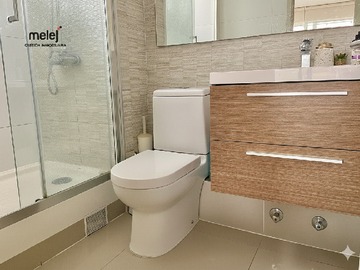 Baño principal con shower door