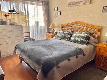 Dormitorio principal en suite con salida a balcón