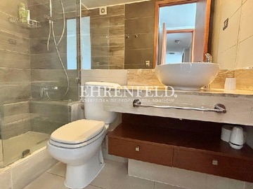 Baño principal con shower door.