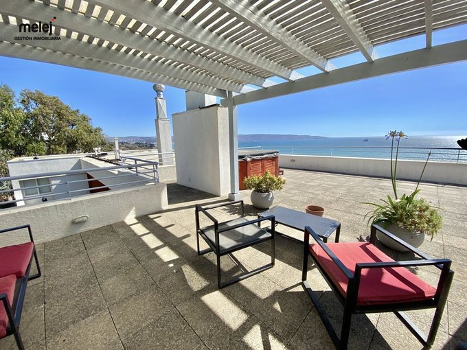 Sala estar exterior con vista al mar
