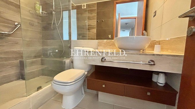 Baño principal con shower door.