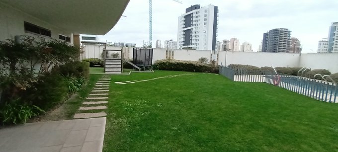 Jardín con juego para niños