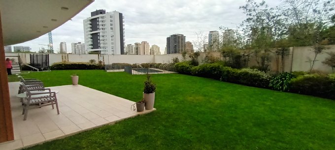 Jardín con piscina