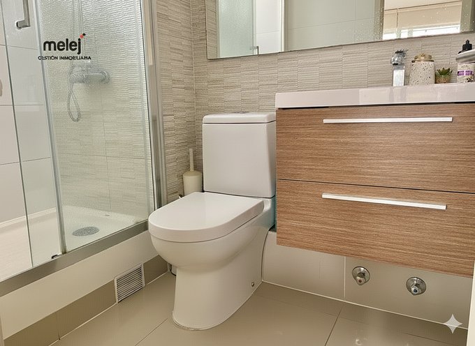 Baño principal con shower door