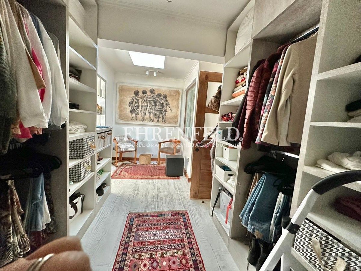 Walk in closet dormitorio de segundo piso.