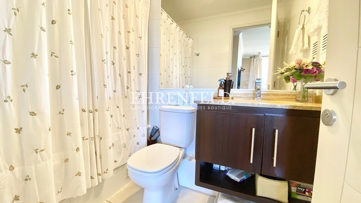 Baño principal en suite.