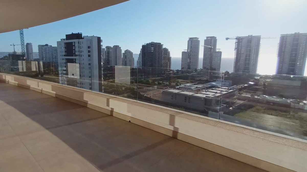 Amplia terraza orientación poniente