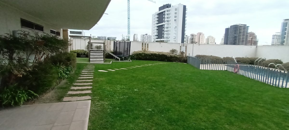 Jardín con juego para niños