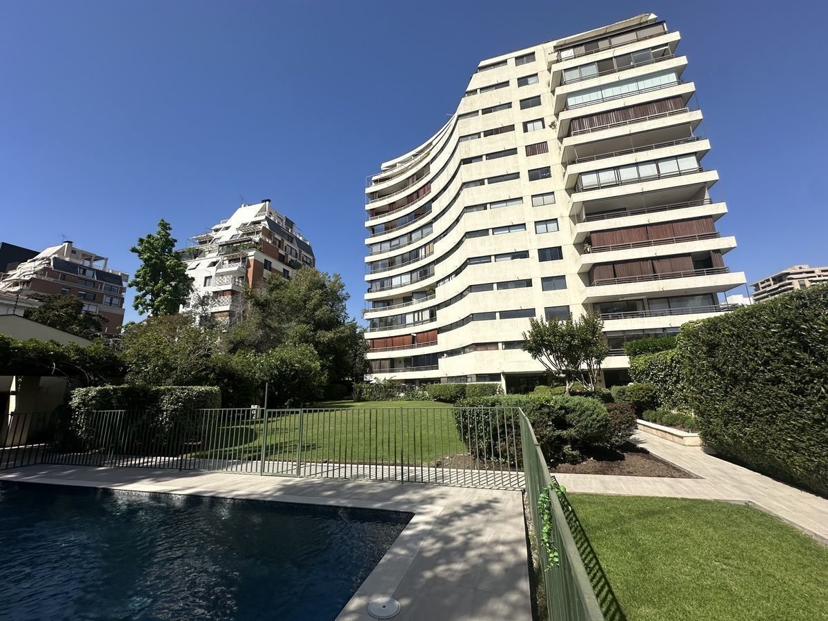 Vista edificio desde jardines
