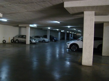 espaciosos estacionamientos