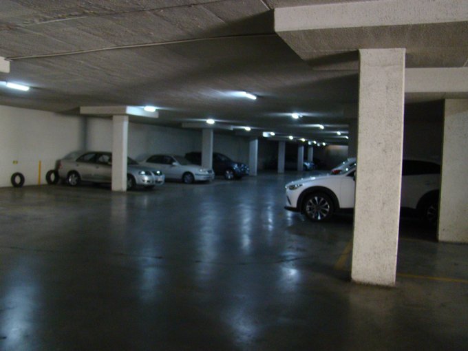 espaciosos estacionamientos