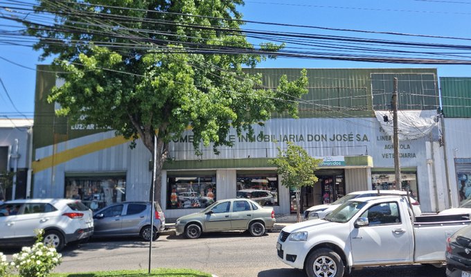 Frontis en avenida principal