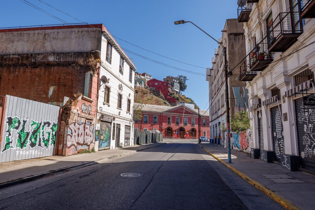 Calle con alumbrado público y vialidad pavimentada