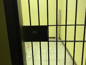 Oficina con puerta de seguridad