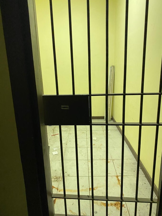 Oficina con puerta de seguridad