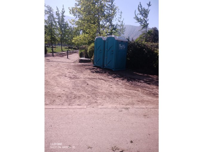 A un costado el agua y basureros