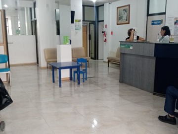 Sala de espera de primer piso. Centro médico