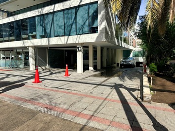 Ingreso edificio y estacionamiento