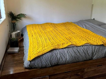 Cama con módulos de guardado