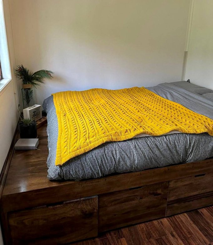 Cama con módulos de guardado