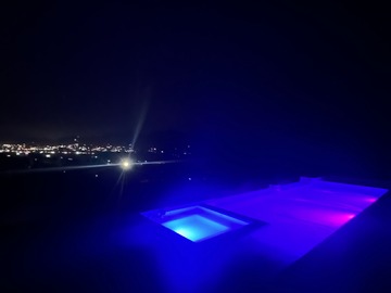 Vista noche piscina