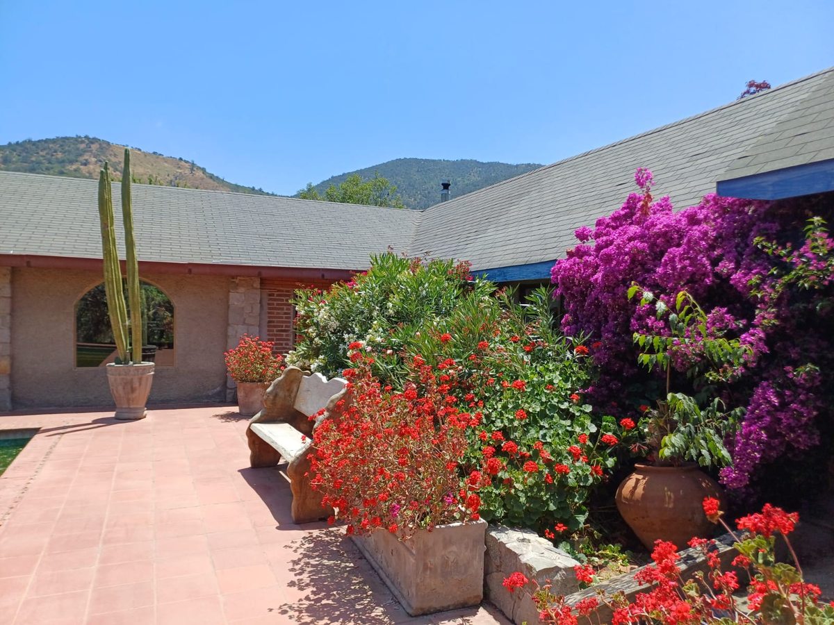 casa con quincho y piscina